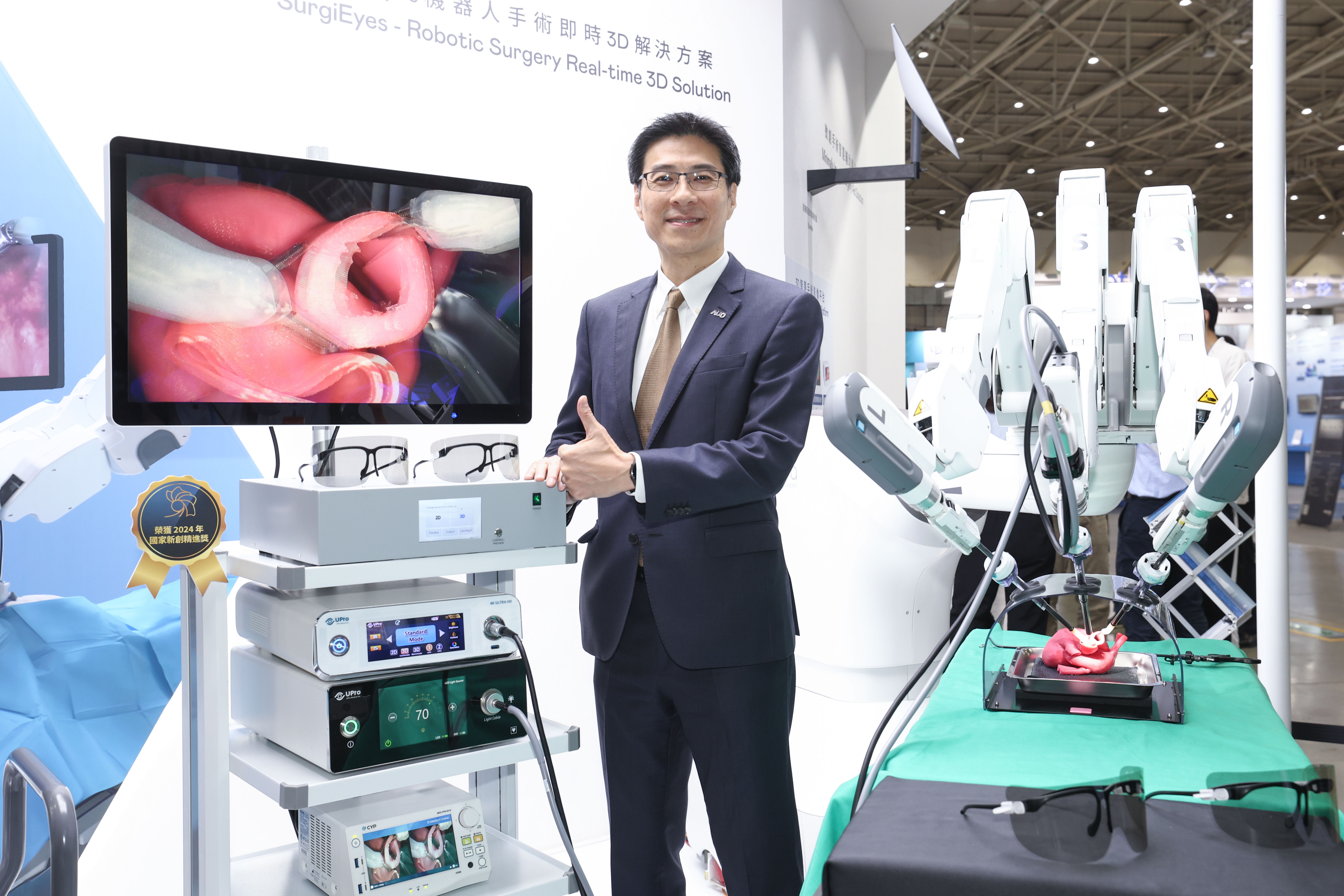 AUO&rsquo;s Smart Healthcare Business Group leads its subsidiaries, AUO Display Plus (ADP), AUO Health, and &ldquo;DentLabX&rdquo;, to participate in the 2024 Healthcare+ Expo Taiwan. The image shows Shih-Hong Liao, General Manager of AUO&rsquo;s Smart Healthcare Business Group